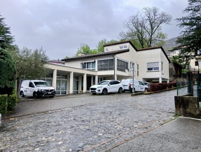 Edificio con i furgoni di Mastri Service parcheggiati davanti