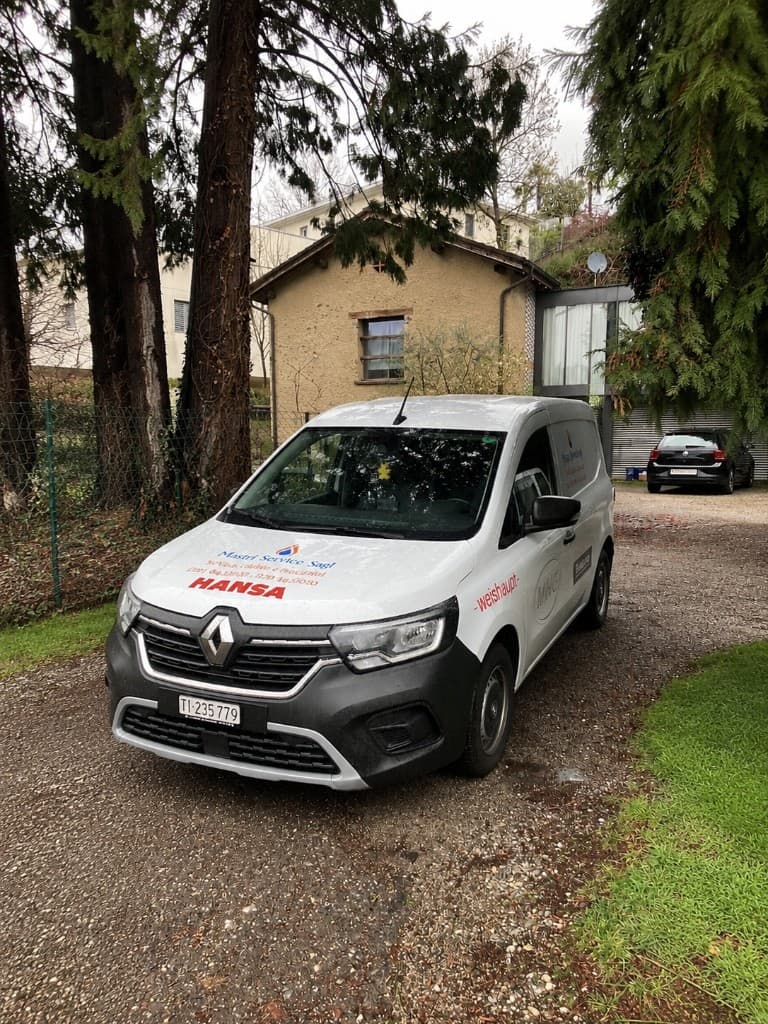 Furgone Mastri Service con il branding aziendale, simbolo delle origini di padre e figlio